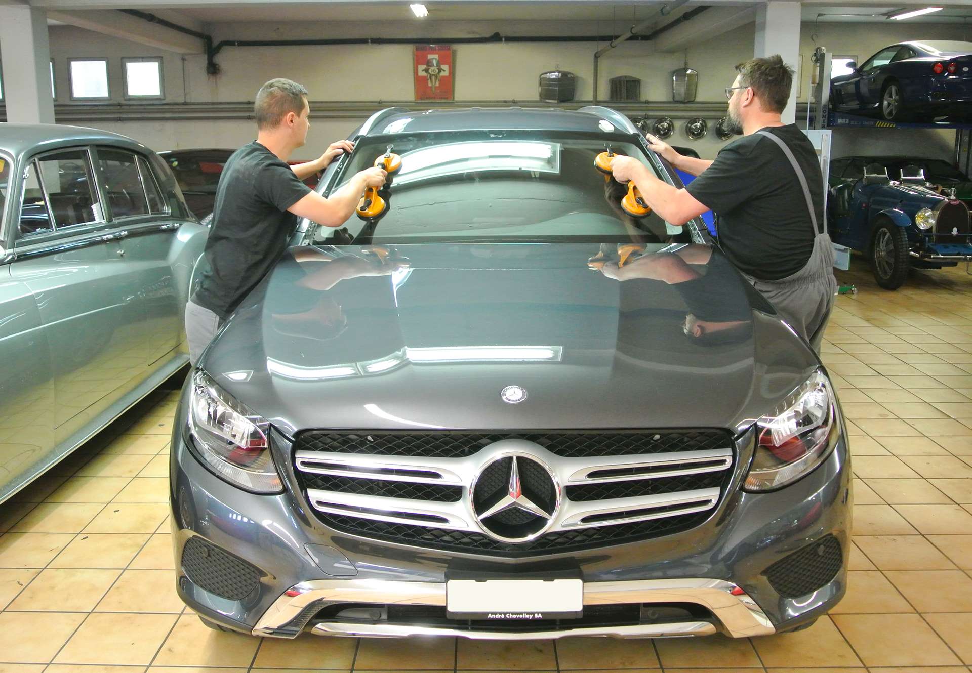 Remplacement du pare-brise d'une voiture Merceded-Benz