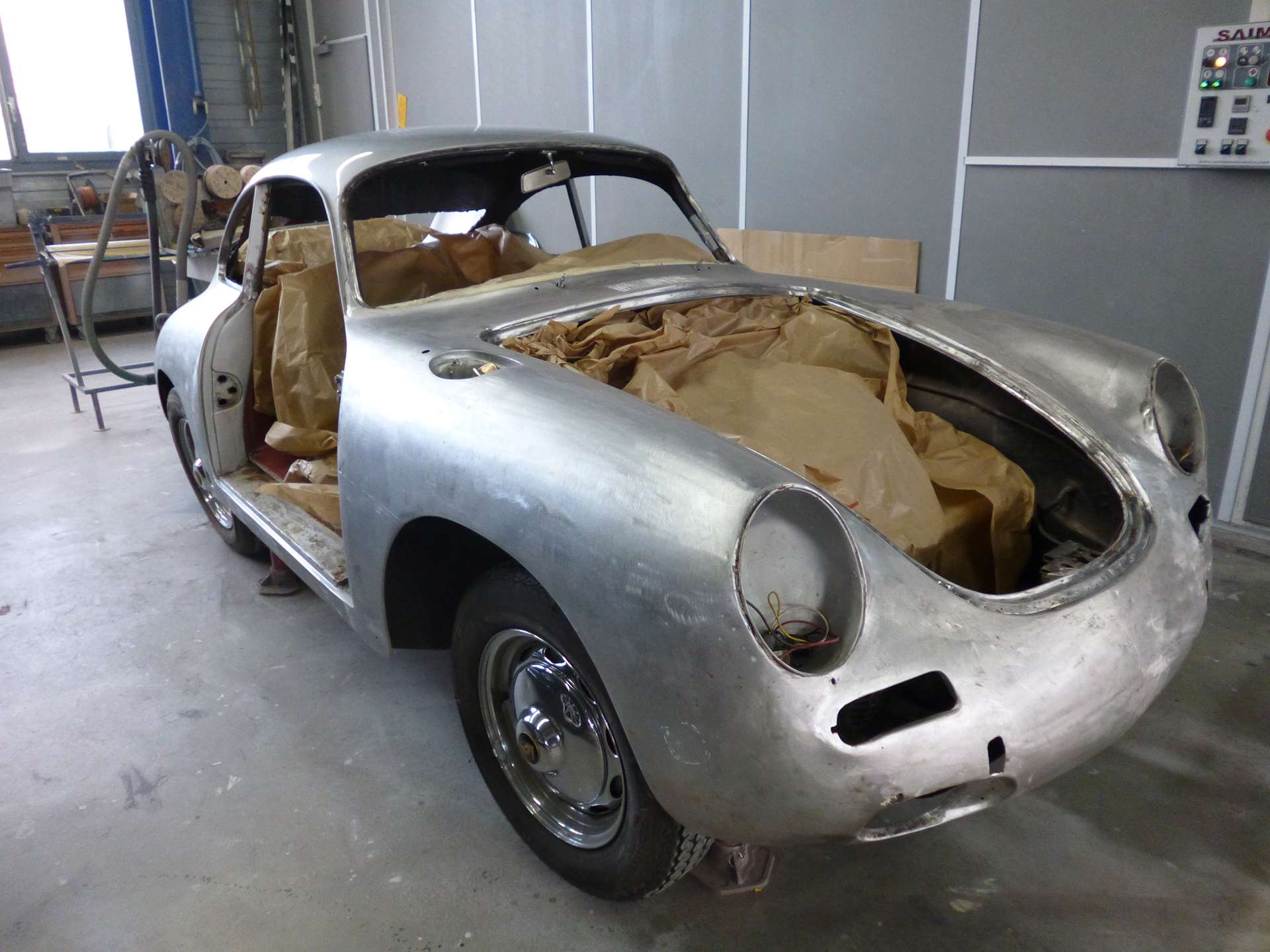 Restauration d'une ancienne voiture Porsche dans la carrosserie Binggeli