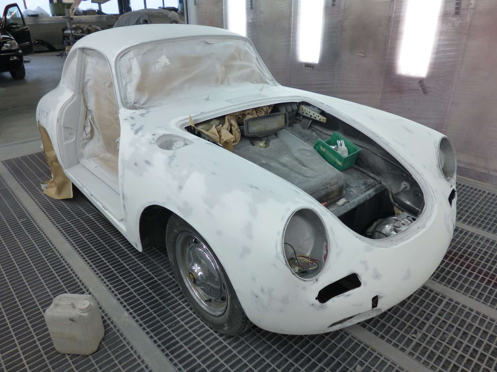 Restauration d'une ancienne voiture Porsche dans la carrosserie Binggeli