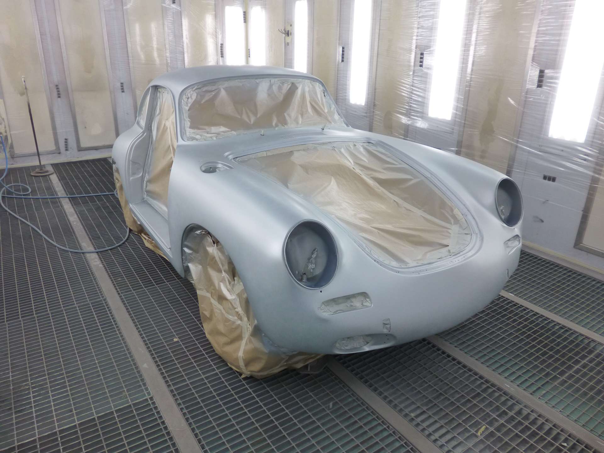 Restauration d'une ancienne voiture Porsche dans la carrosserie Binggeli