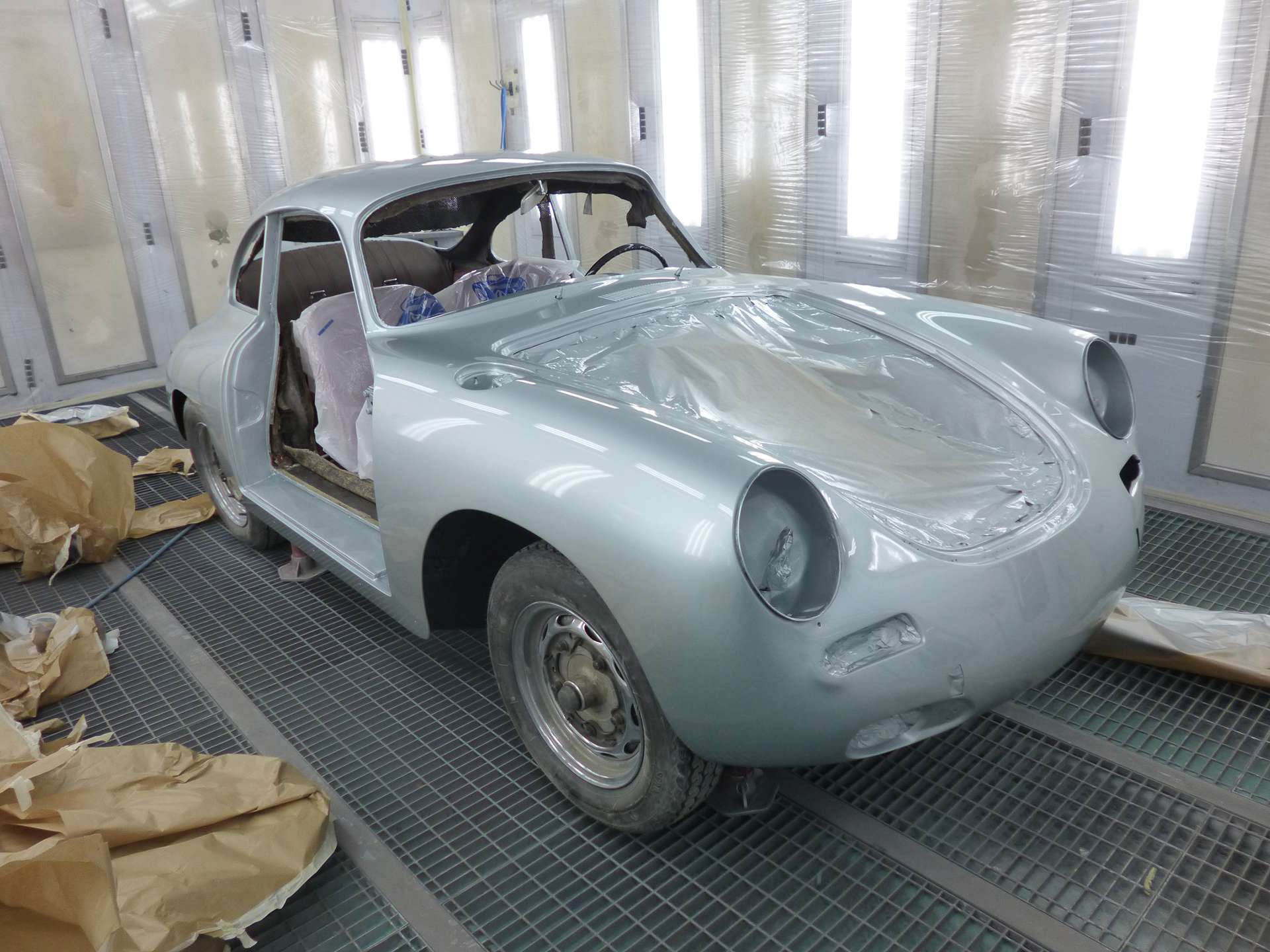 Restauration d'une ancienne voiture Porsche dans la carrosserie Binggeli