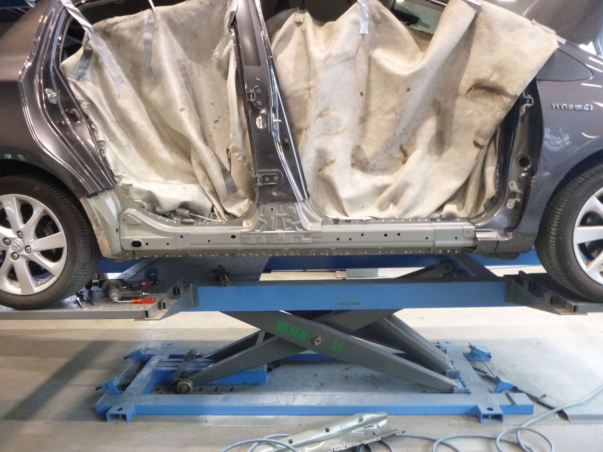 Voiture Toyota grise sur système de levage