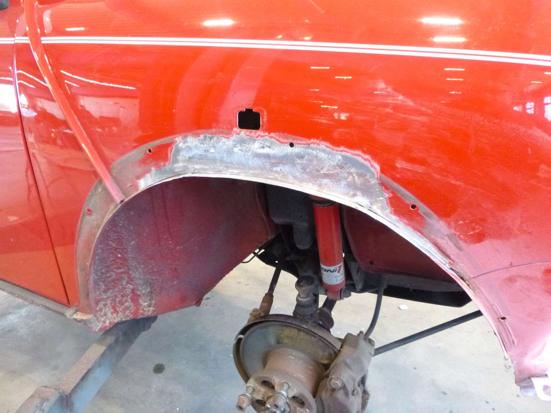 Traitement antirouille sur l'aile d'une voiture rouge