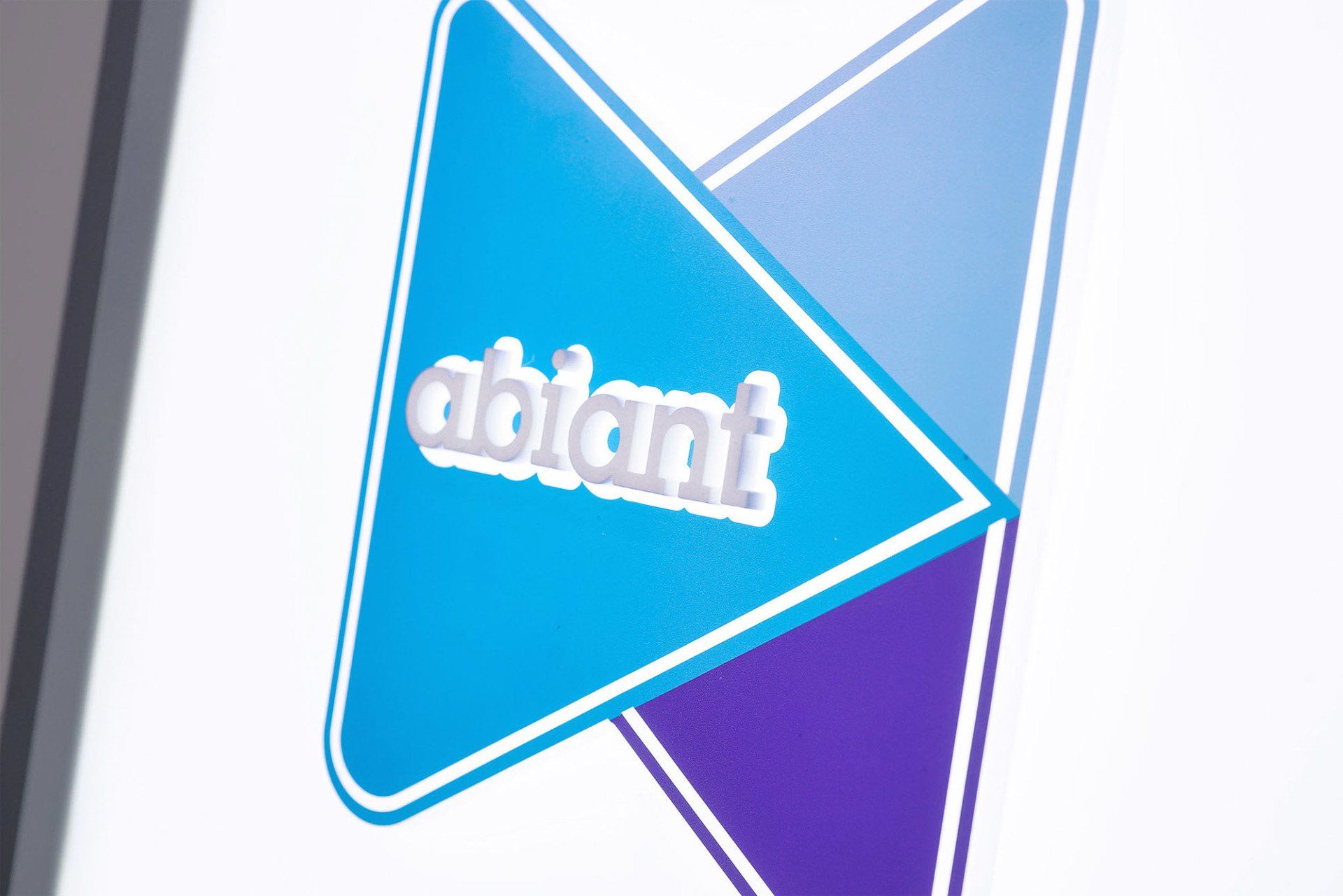 Bilderrahmen mit ausgefrästem und aufgesetztem Logo mit Hinterleuchtung