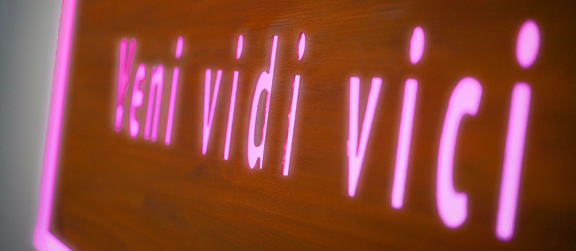 Rahmen mit Schrift ausgefräst aus Holzplatte mit LED hinterleuchtet