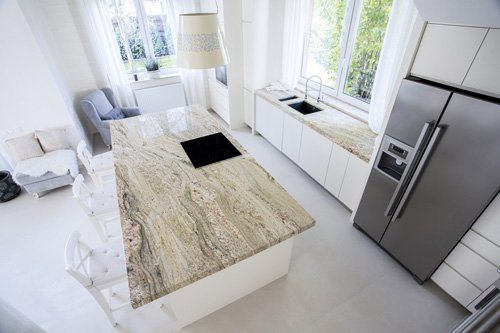 cucina con tavolo in marmo