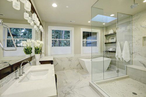 bagno con rivestimenti in marmo