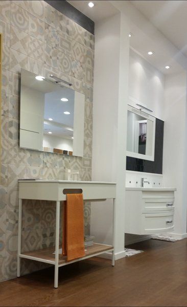 Esposizione di lavabi e specchiere per bagno