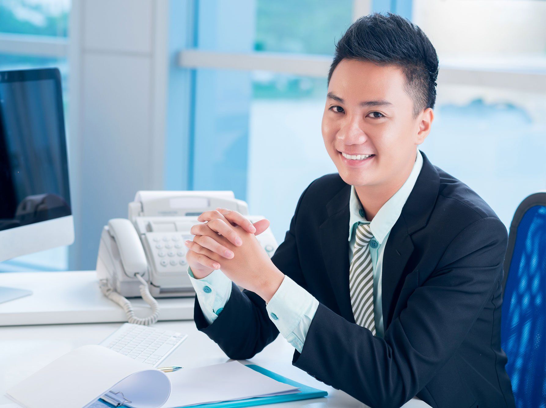 Man Talking To Insurance Agent — Friendswood, TX — Gengler Insurance Man Talking To Insurance Agent — Friendswood, TX — Gengler Insurance