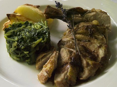 un piatto a base di carne, patate e verdure