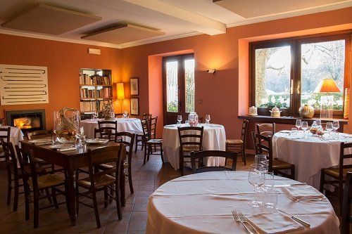 dei tavoli in un ristorante