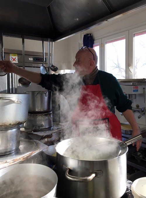 una pentola fumante e un cuoco in cucina