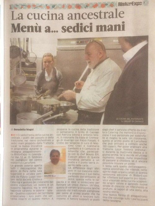 immagine su un giornale di un uomo che indica una pentola in una cucina