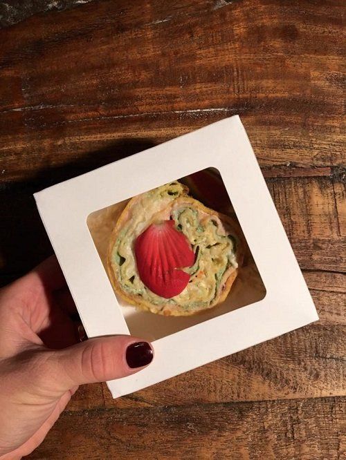 una torta salata e una decorazione a forma di conchiglia rossa