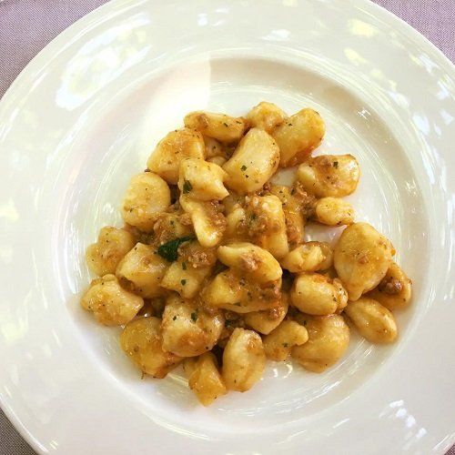 un piatto a base di gnocchi