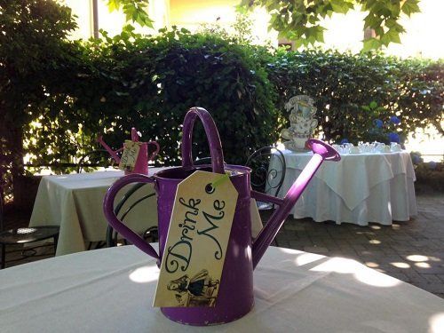 un annaffiatoio viola sopra un tavolo