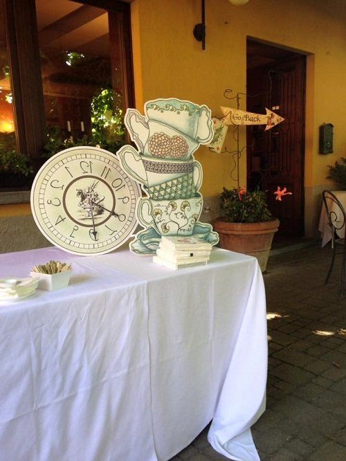 un rilievo di cartone a forma di orologio e di tazze su un tavolo