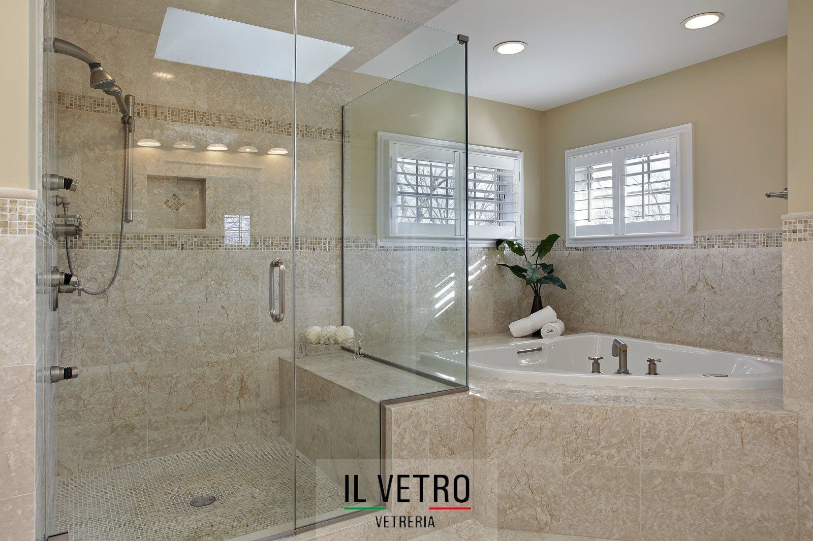 Bagno con doccia e vasca