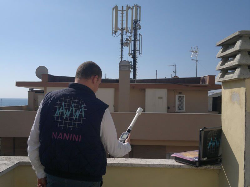 Un addetto della ditta testa un impianto satellitare