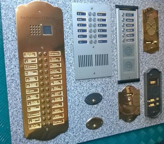 Placche metallizzate di citofoni