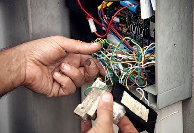 dettaglio di operaio che installa un impianto elettrico