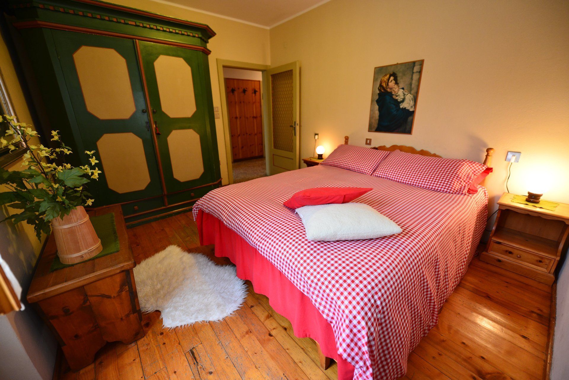 Una camera da letto con un letto grande e un armadio verde