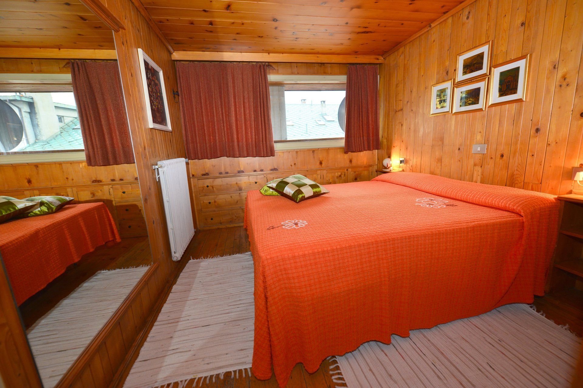 Una camera da letto con un letto grande e uno specchio.