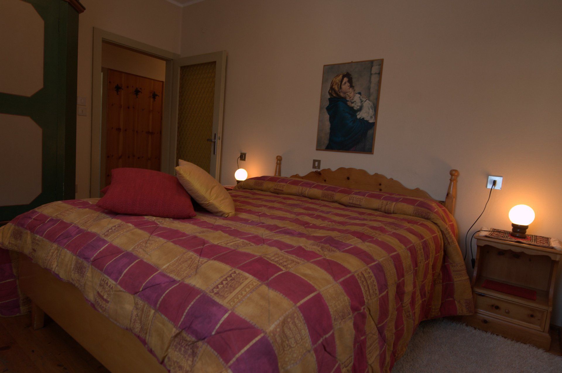 Una camera da letto con un letto e un quadro sul muro