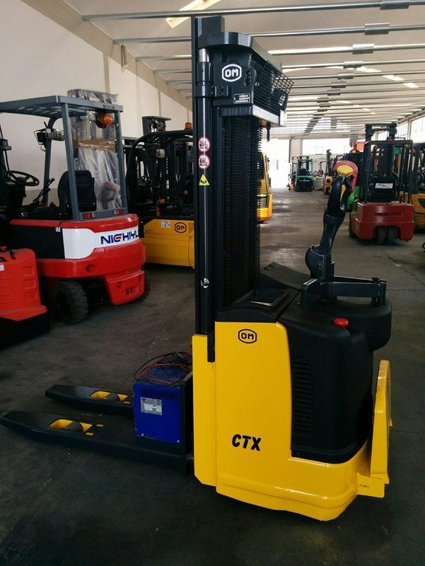 Elevatore elettrico di pallet marca OM