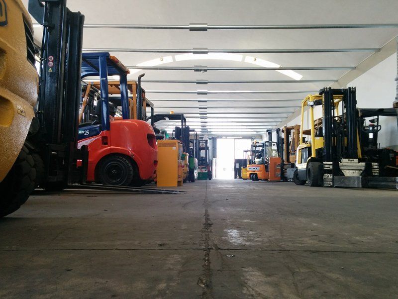 vari modelli di carrelli elevatori usati
