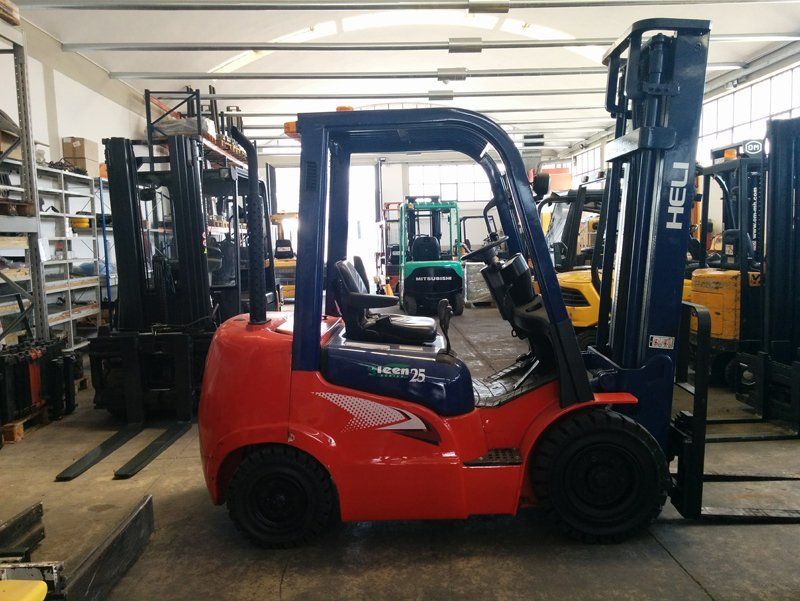 carrello elevatore usato colore rosso