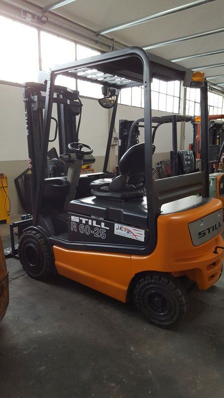 Carrello elevatore elettrico usato, colore arancione, marca Still