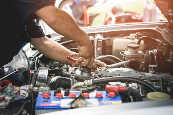 meccanico in officina durante una riparazione auto