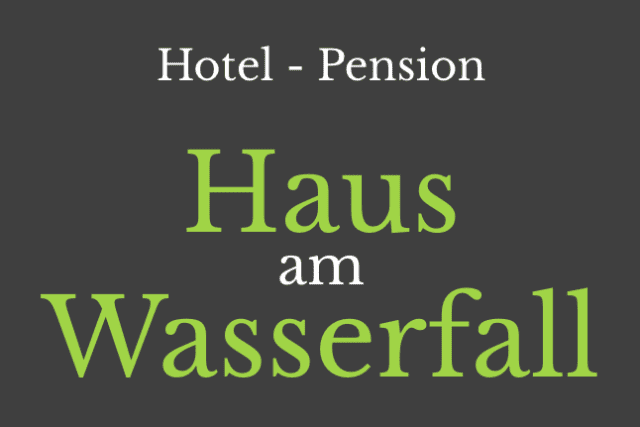 Ein Schild mit der Aufschrift „Hotel Pension Haus am Wasserfall“