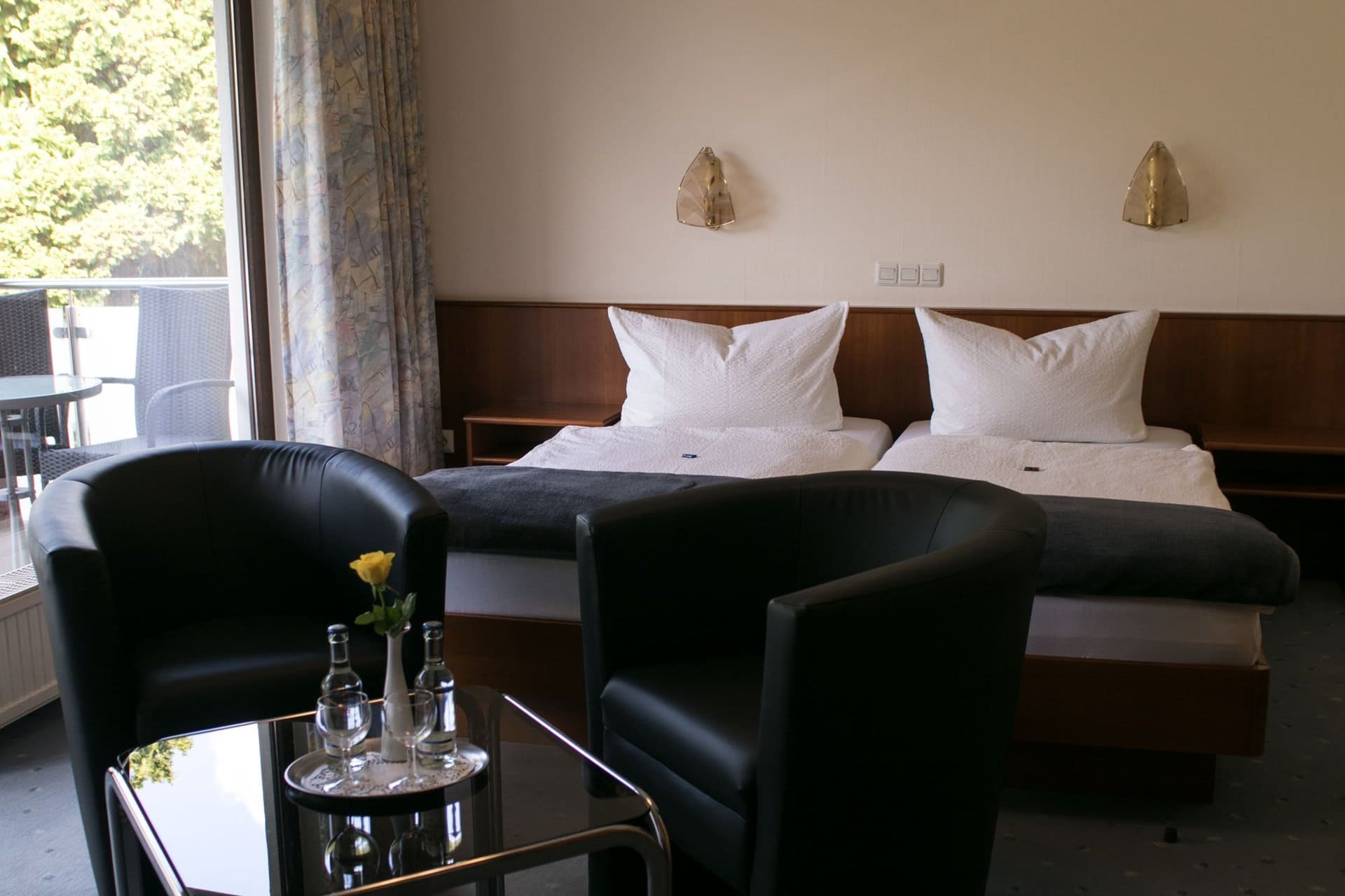 Ein Hotelzimmer mit zwei Betten und zwei Stühlen