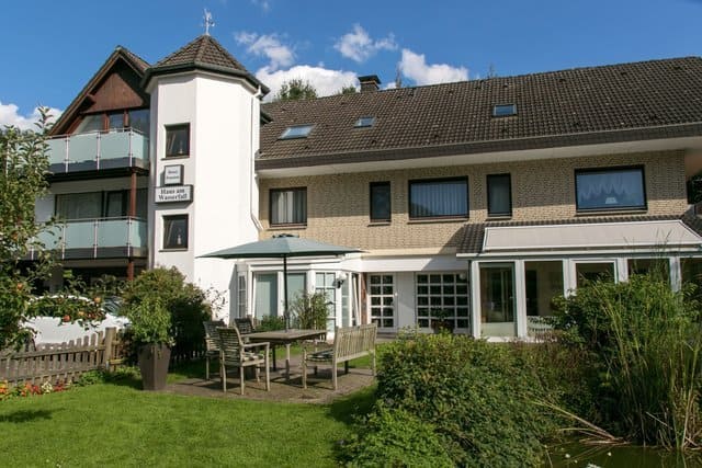 Ein großes Haus mit einer großen Wiese davor