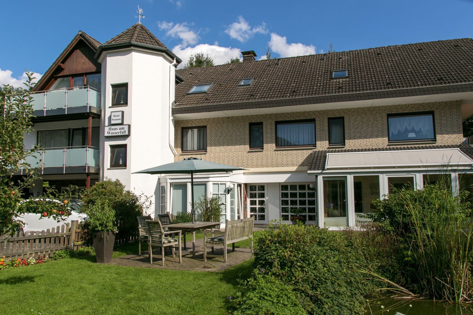 Ein großes Haus mit einem großen Sonnenschirm davor