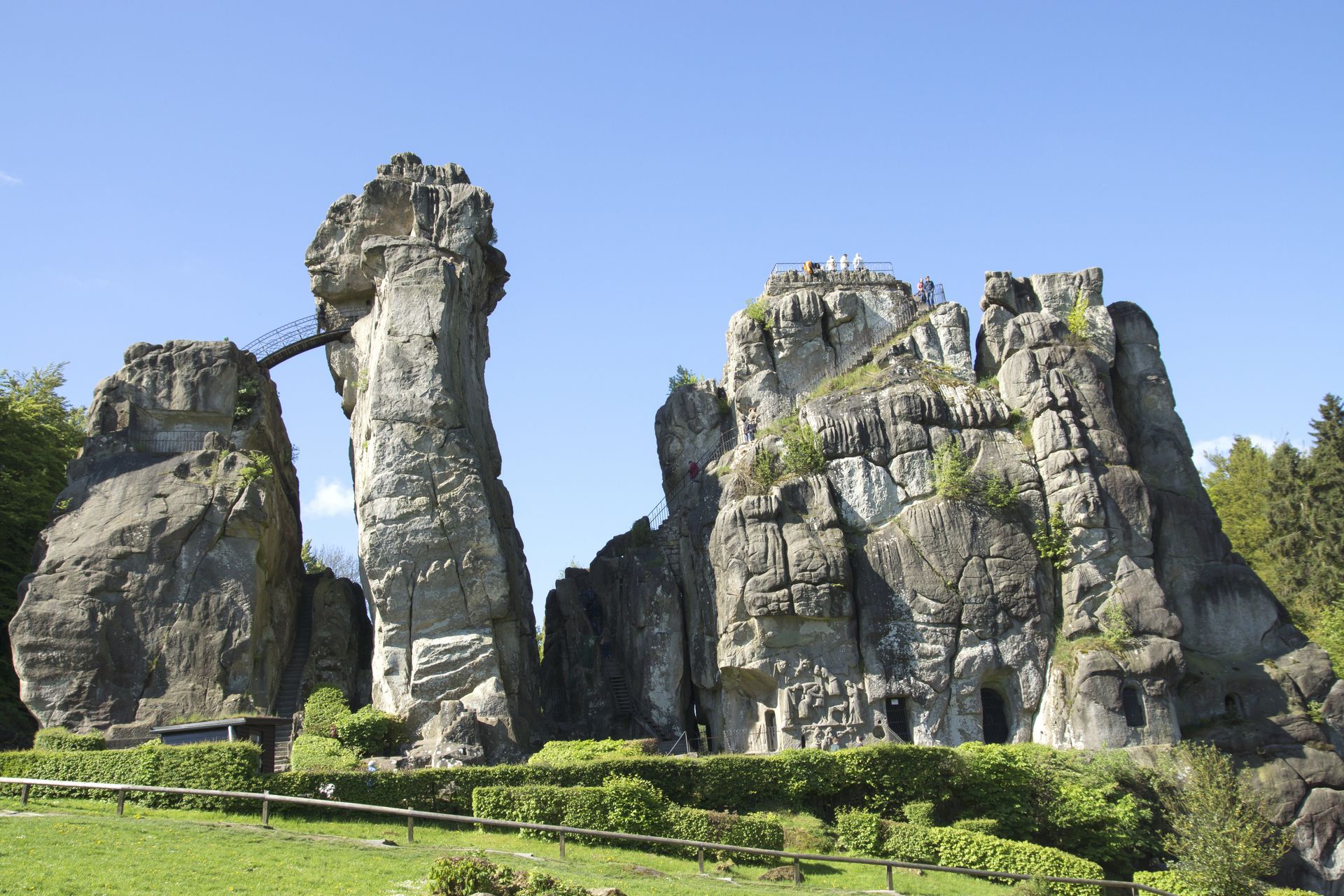 Eine große Felsformation inmitten einer Wiese