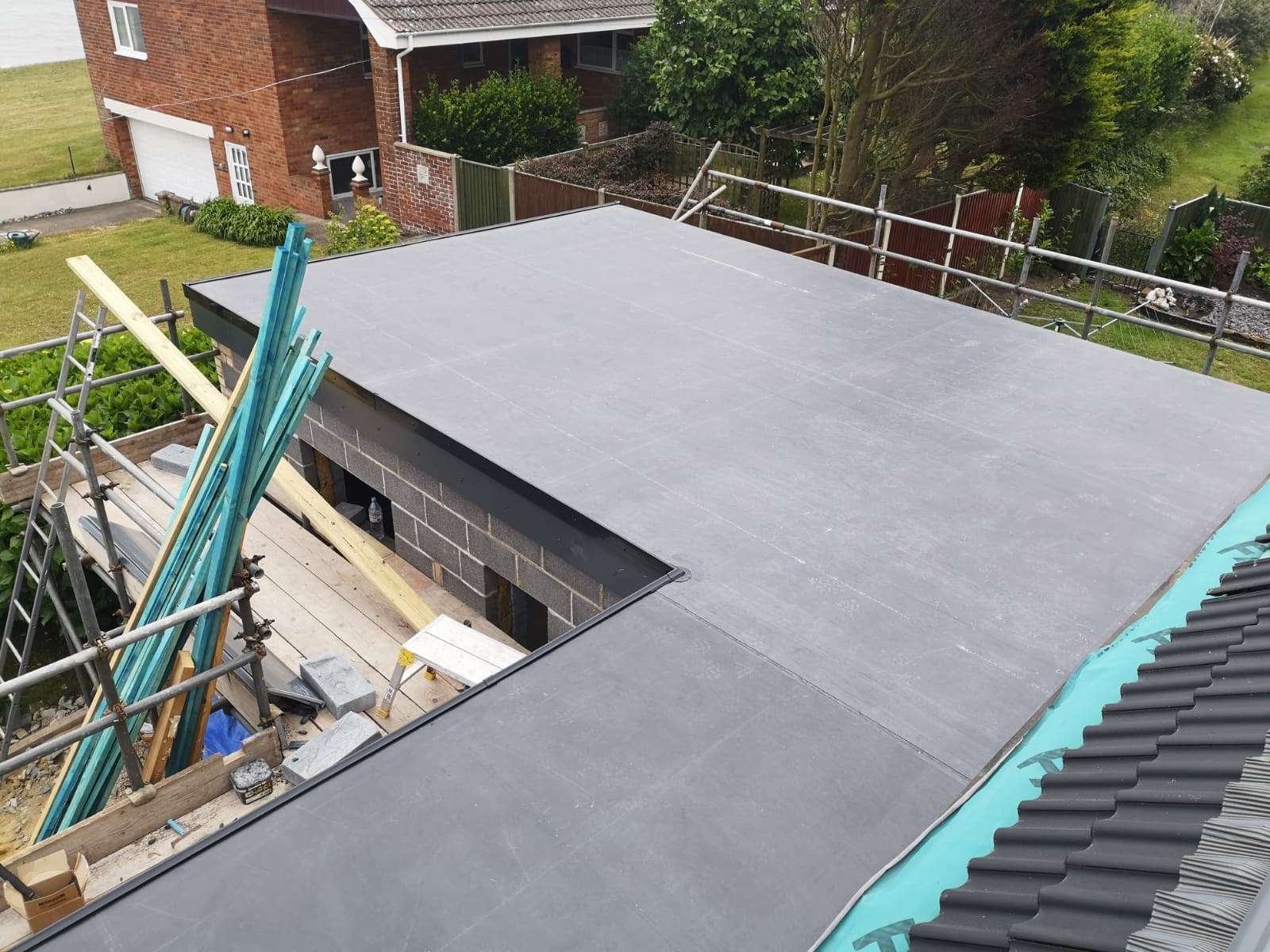 a black roof with the letter t on it