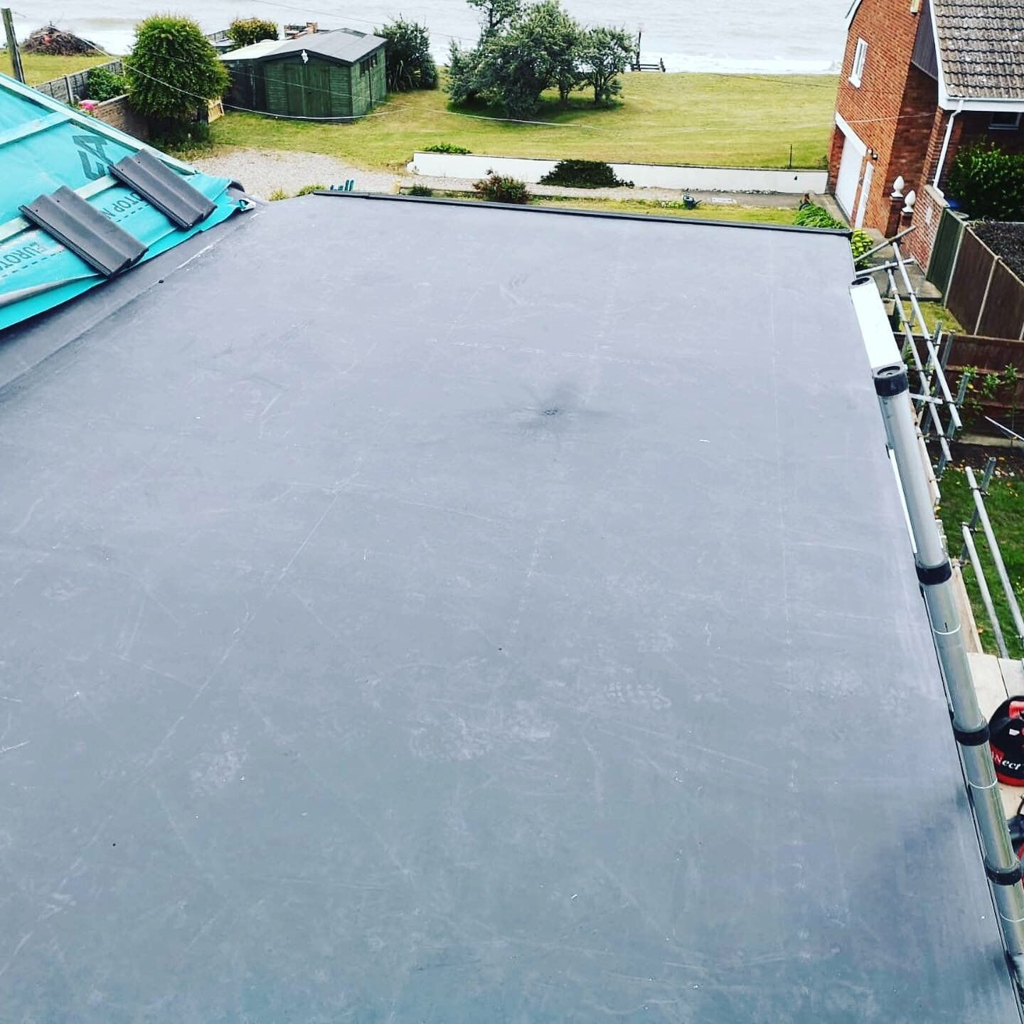 a roof with shingles on it that says ' roof ' on it