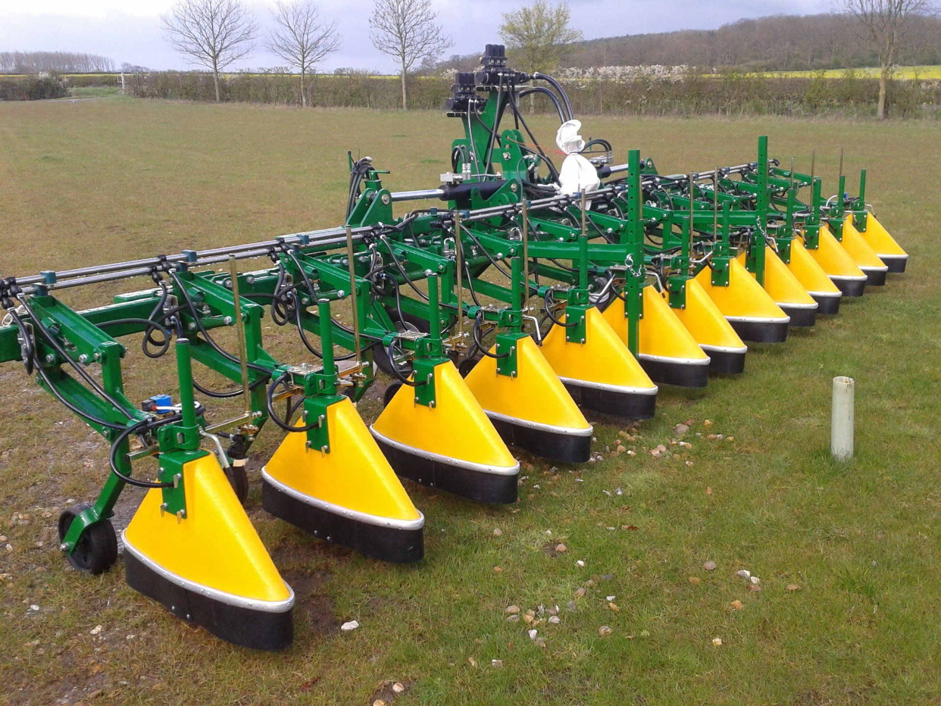 Inter-row shielded spraying