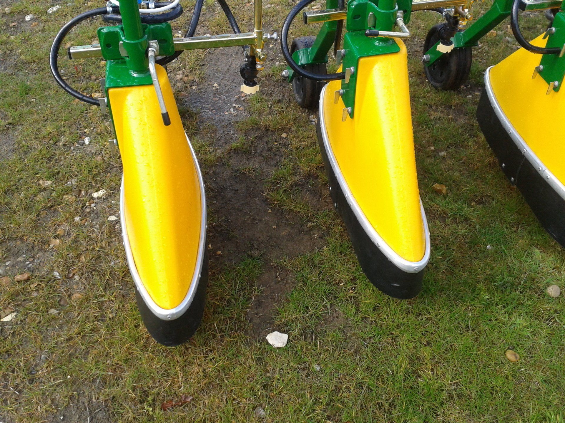 Inter-row shielded sprayer