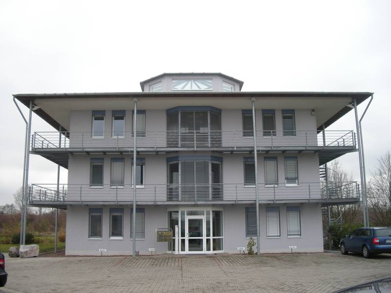 Ein großes Gebäude mit vielen Fenstern und Balkonen