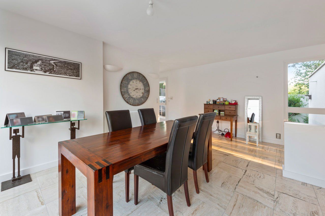 Espace séjour avec table en bois