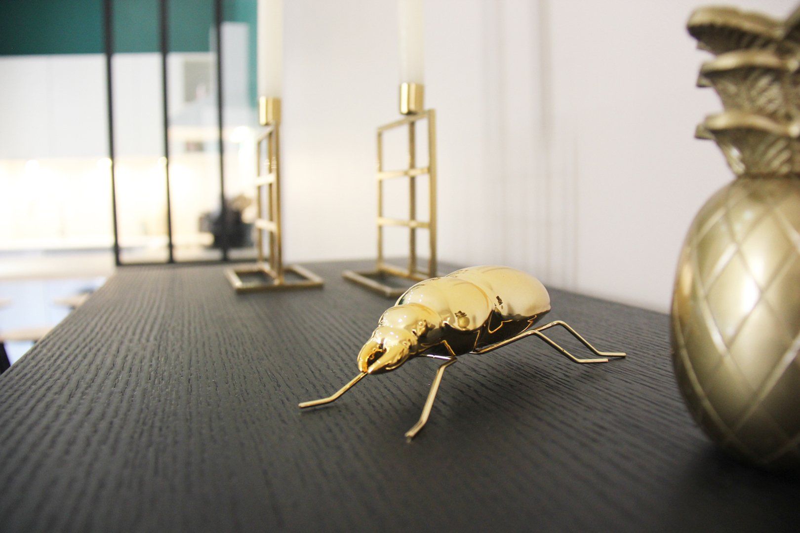 Détail d'un objet de décoration installé sur un meuble de salon