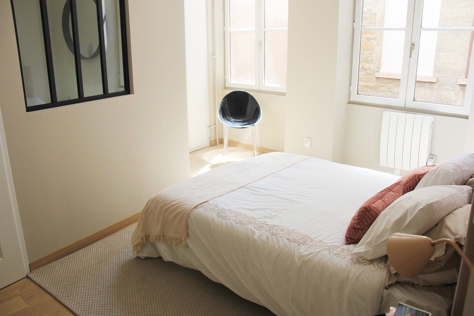 Verrière dans une chambre rénovée