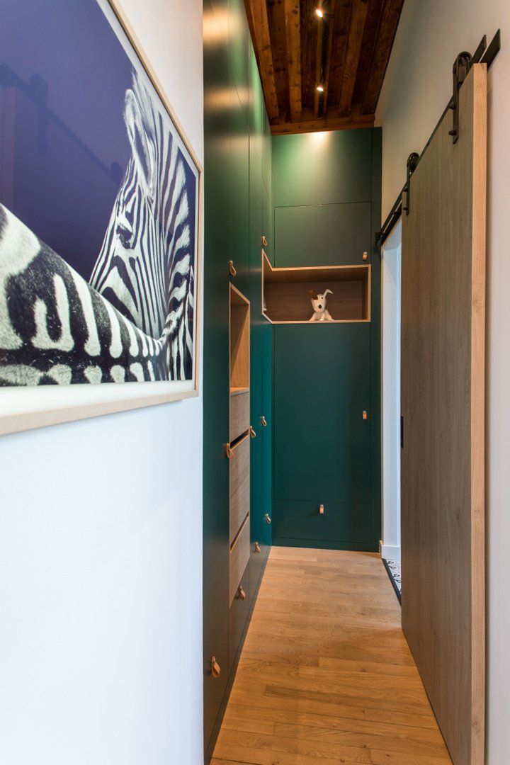 Agencement d'intérieur de placards sur mesure dans une chambre