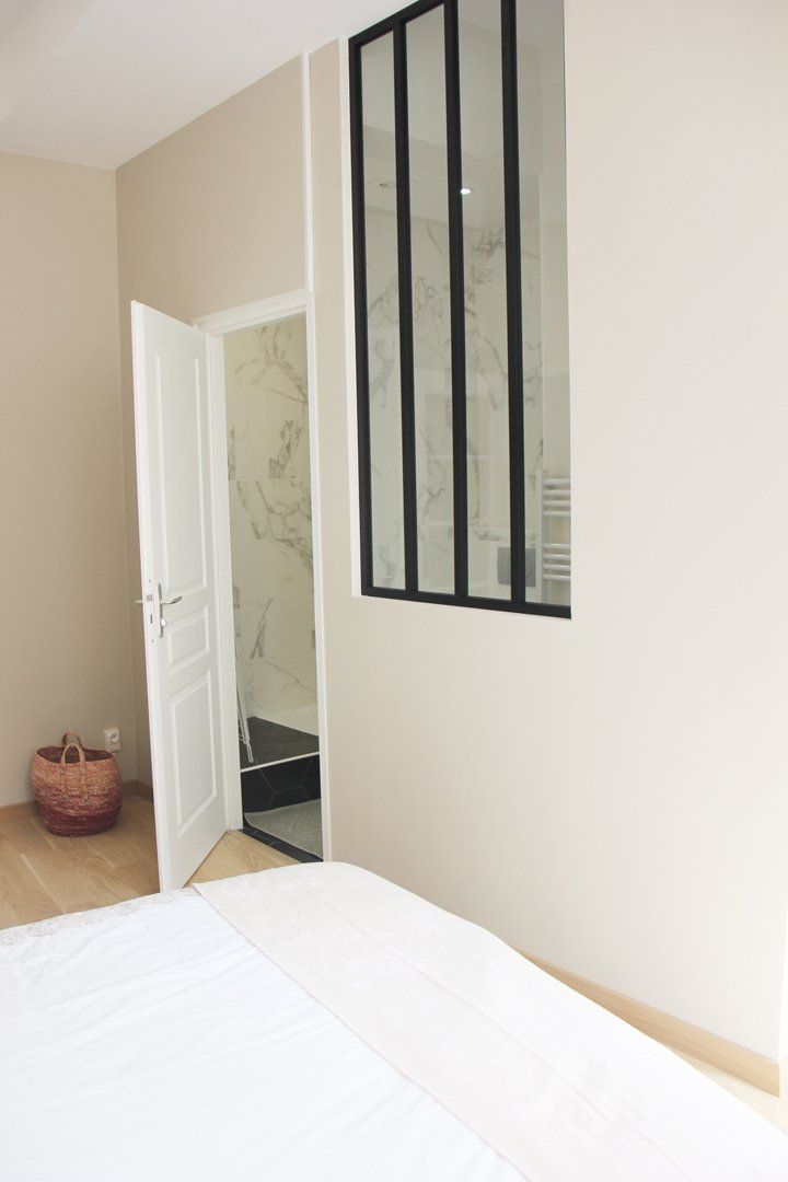 Verrière entre chambre et salle de bain