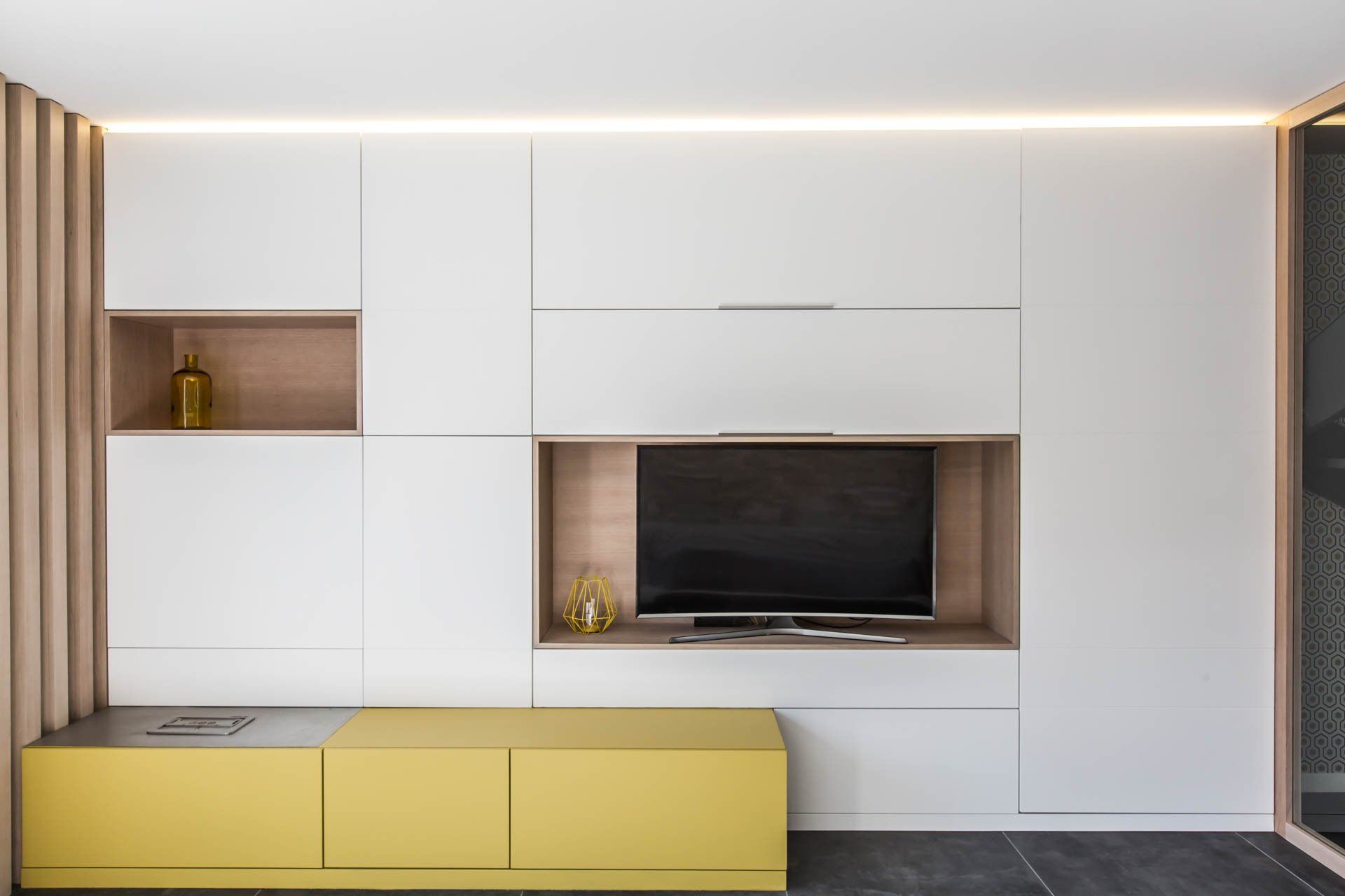 Agencement d'intérieur pour salon avec rangements et meuble TV