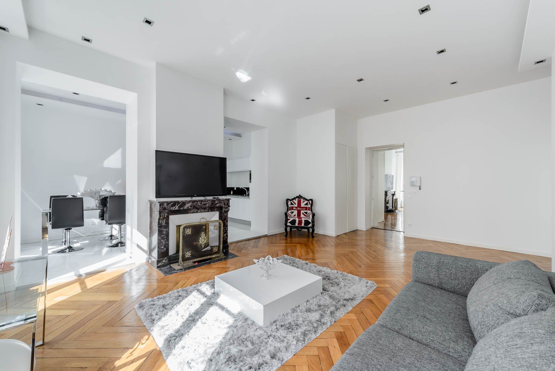 Le salon de l'appartement après travaux de rénovation